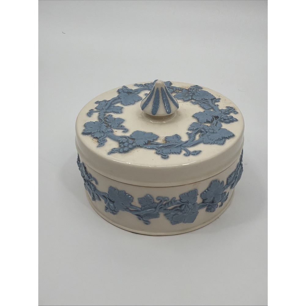 Wedgwood Queensware LAVENDER ON CREAM Candy Box with Spike Lid RARE